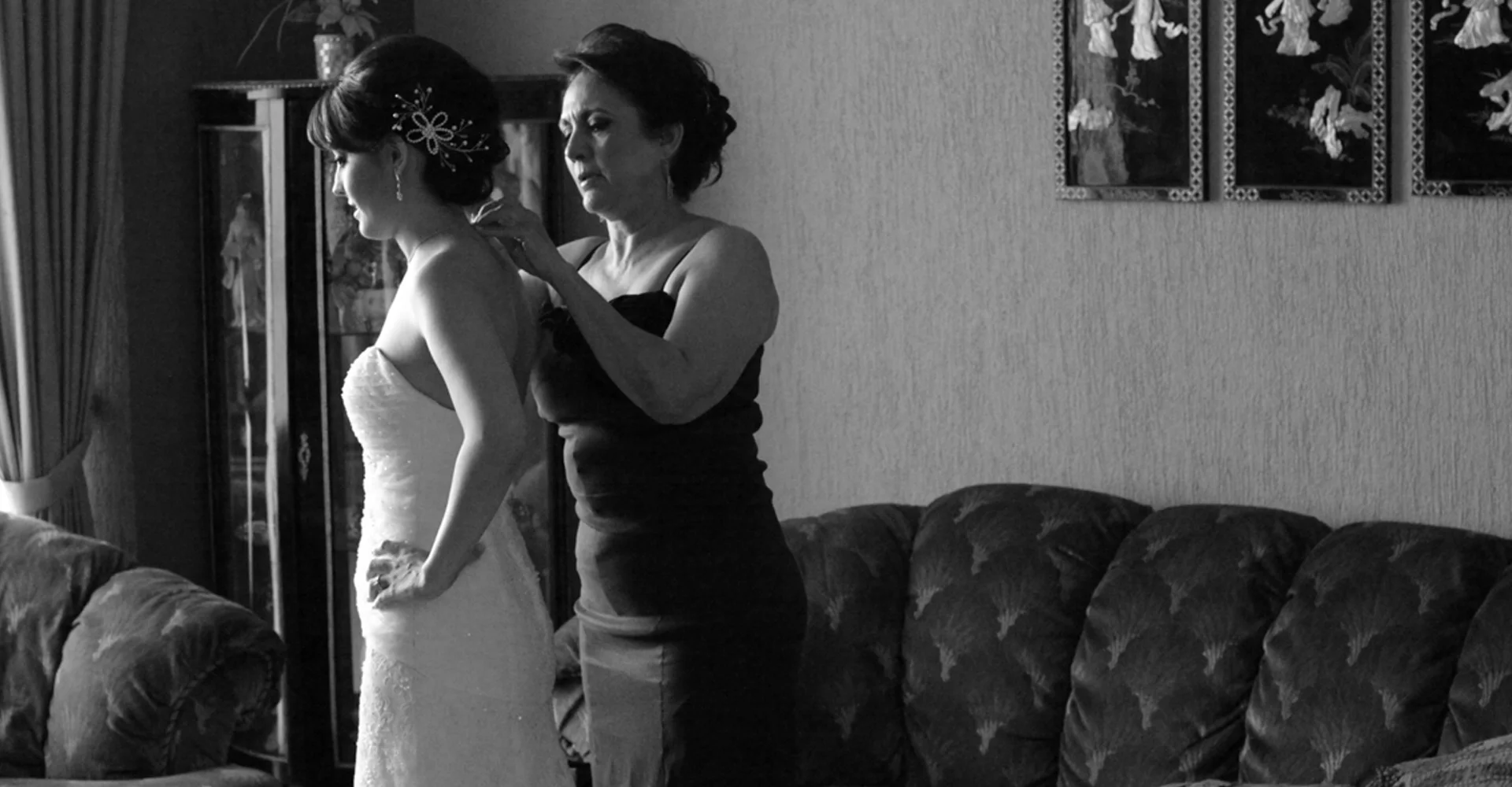Preparación de una novia ante el espejo, en blanco y negro