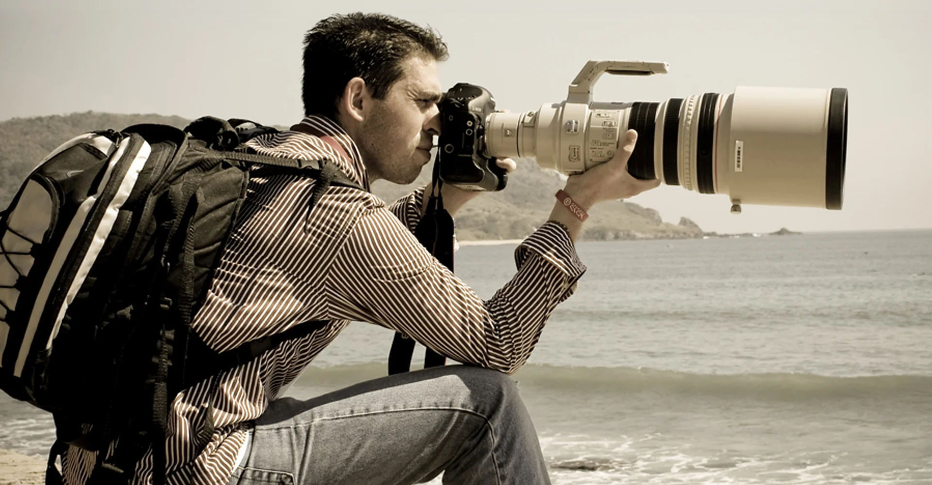 Octavio Lara fotografiando con una cámara y teleobjetivo