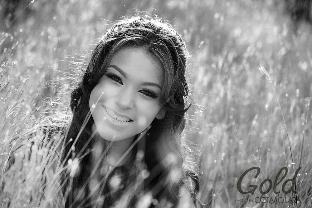 Retrato sonriente de una mujer, en blanco y negro